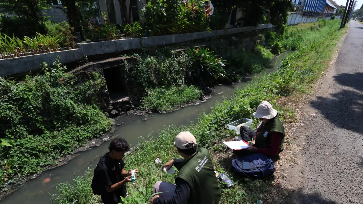 TERCEMAR BERAT: Tim ekspedisi sungai saat meneliti aliran anak Sungai Kedak di Jl Tambora, Kelurahan Bandarlor. Perlu peran serta masyarakat untuk merawat sungai dari pencemaran. (Foto: Wahyu Adji)