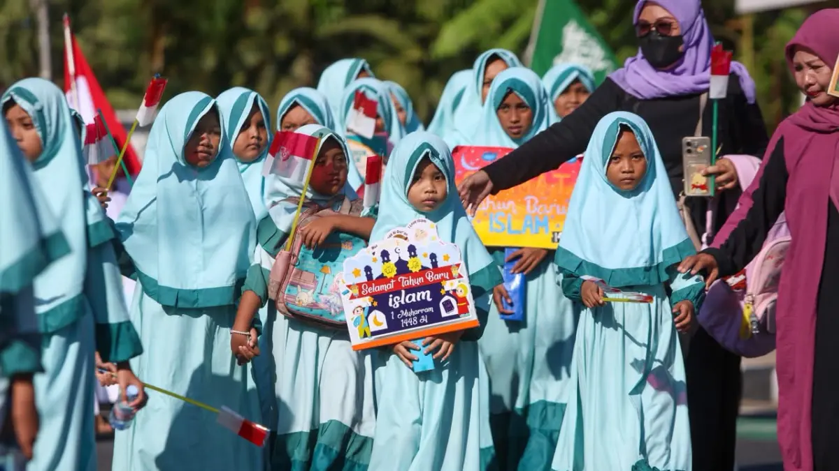 Pelajar sekolah-sekolah di Kota Kediri mengikuti pawai taaruf merayakan Tahun Baru Islam (16/6)/Foto: Wahyu Adji F/JPRK