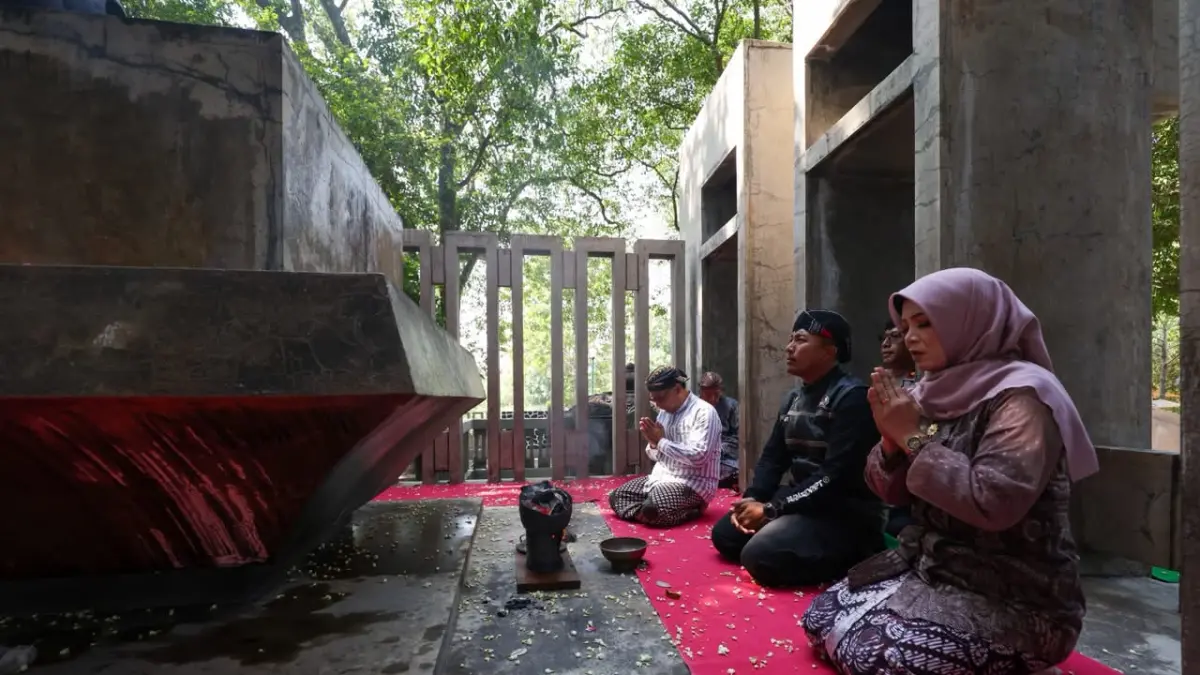 Pengunjung berziarah di Petilasan Sri Aji Jayabaya, Desa Menang, Kecamatan Pagu (16/6)/Foto : Wahyu Adji F.