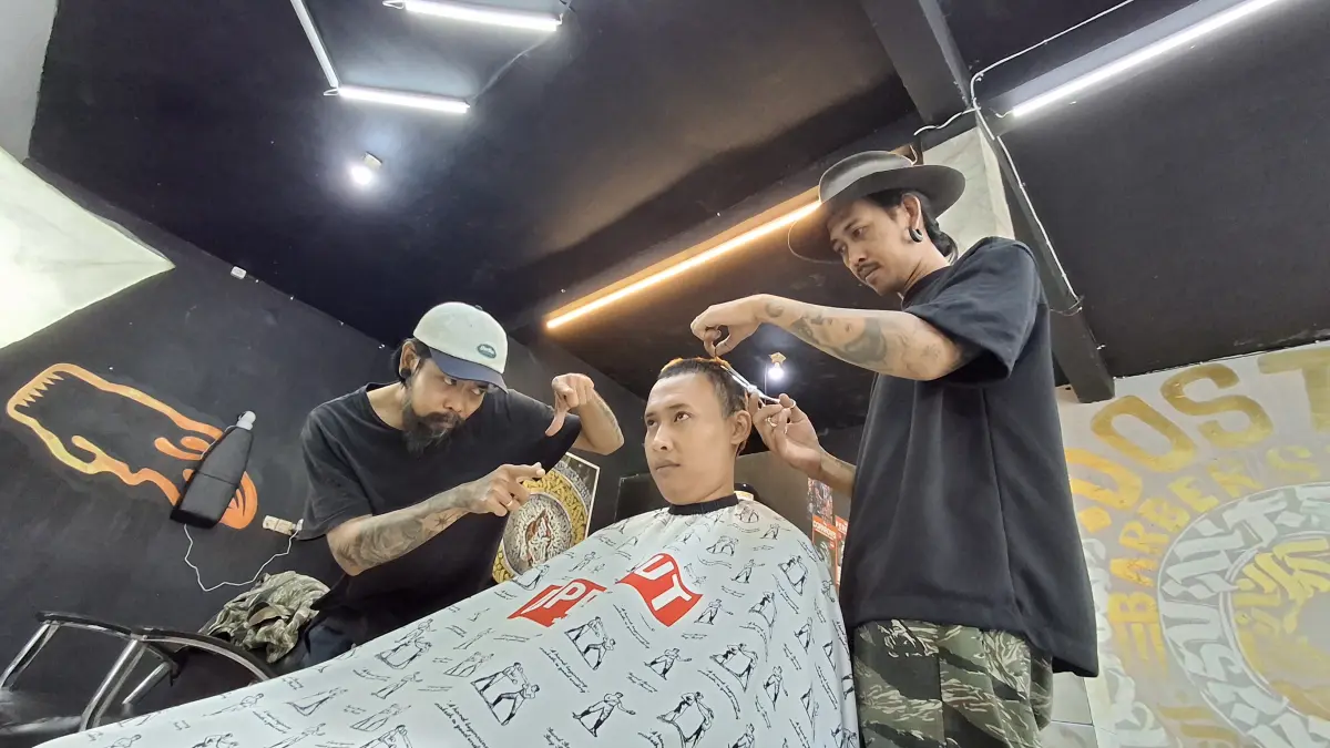 Rangi dan Sri sedang mencukur