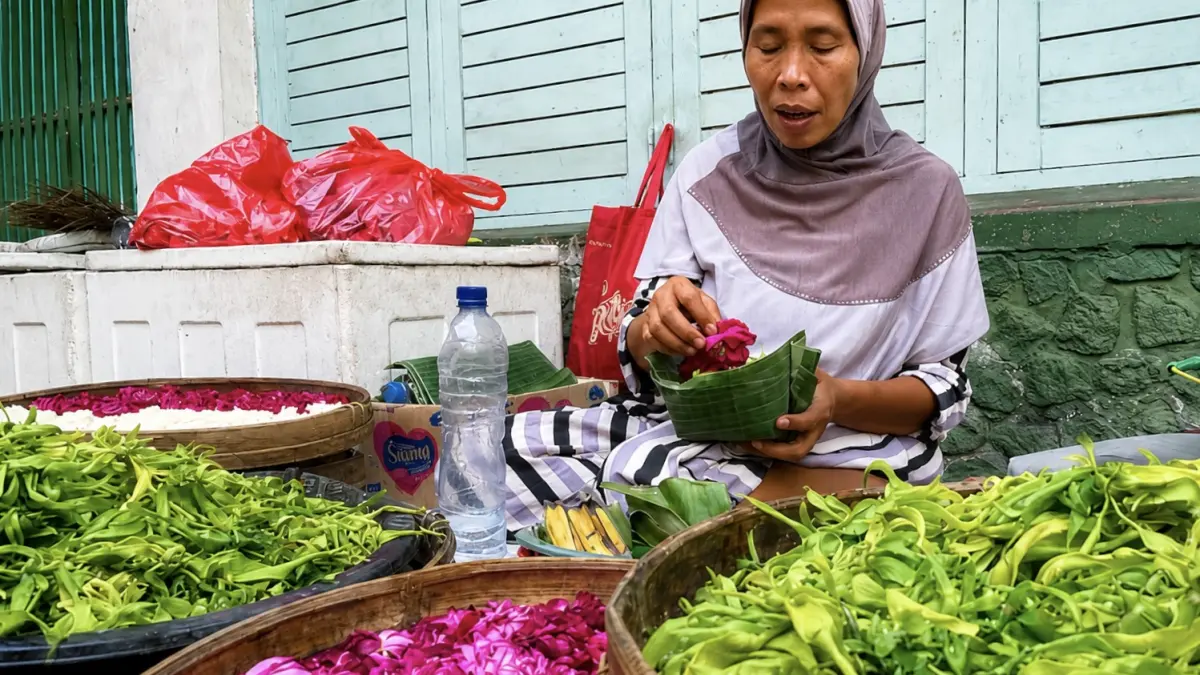 Salah satu penjual bungan di kota kediri yang mengaku lapaknya ramai saat bulan suro