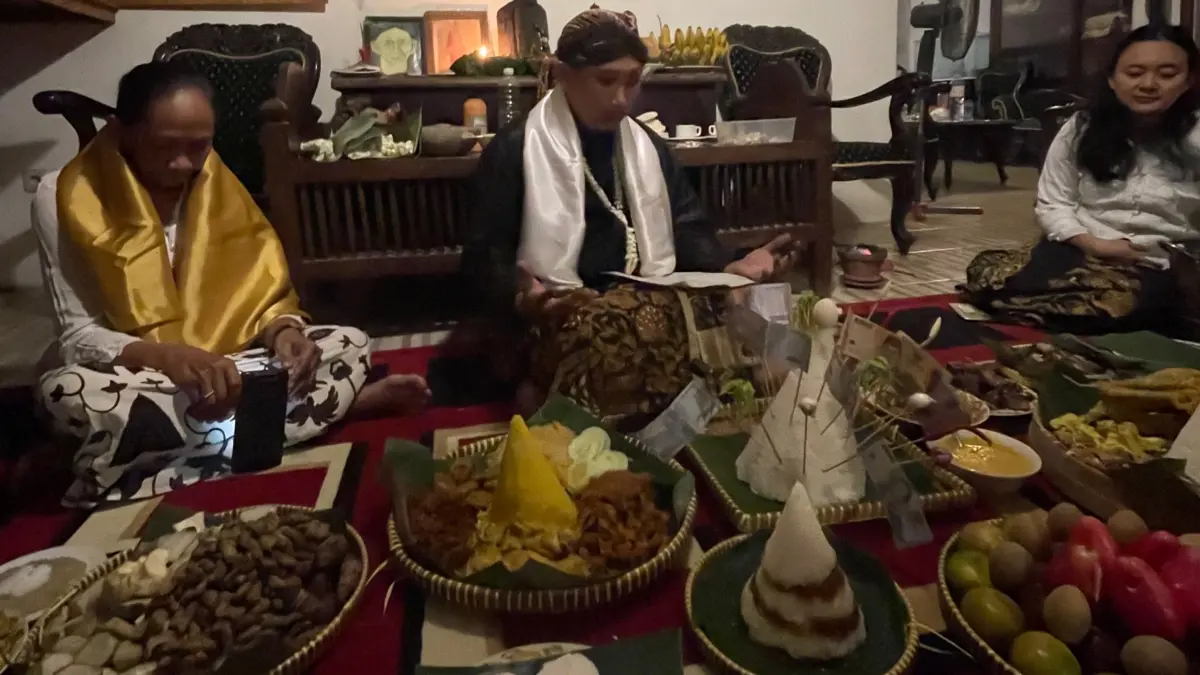 Warga kediri yang masih menjalankan ritual suro jamasan keris secara pribadi