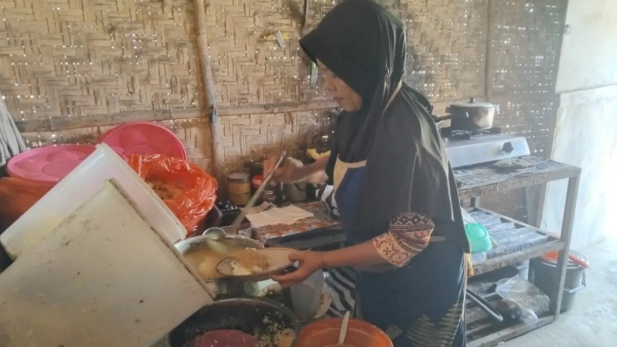 Bu Pur menyiapkan nasi pecel dagangannya yang dibanderol Rp 3500