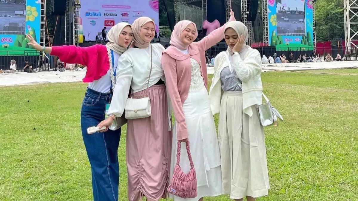 Contoh outfit yang bisa kamu terapkan saat di ruangan outdoor. (Sumber : Pinterest)