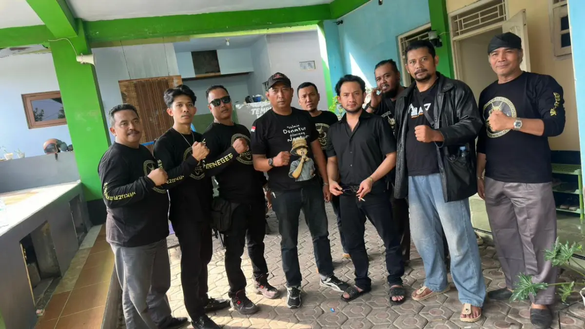 Gus Thuba bersama anggota Yakuza Maneges. (Foto dokumen Yakuza Maneges)