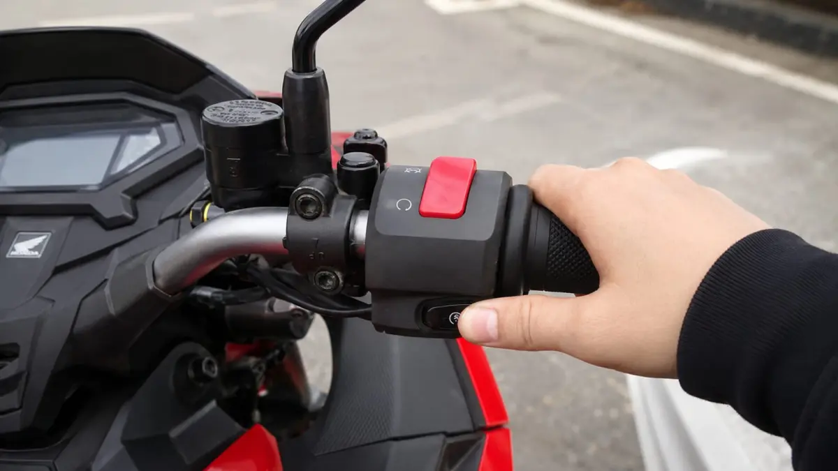 Ilustrasi pengendara sedang menstarter sepeda motor (Sumber foto : blackxperience.com)
