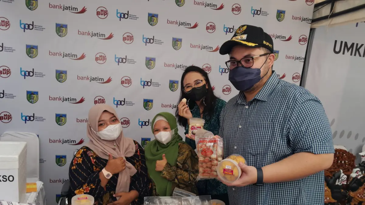 Septa (kerudung hijau) menunjukkan produk kue kering miliknya dan anggota komunitas disabilitas pada Bupati Kediri (Dok. Septa untuk JPRK)