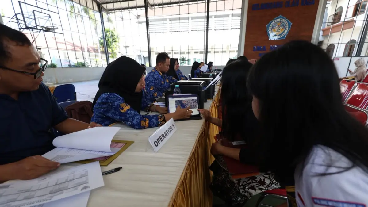 SIAP VERIFIKASI: Sejumlah siswa memverifikasi berkas di SMAN 2 Kediri saat prapendaftaran SPMB. Setelah penutupan pendaftaran jalur afirmasi, sekolah juga akan memverifikasi berkas pendaftar. (Foto: Wahyu Adji)