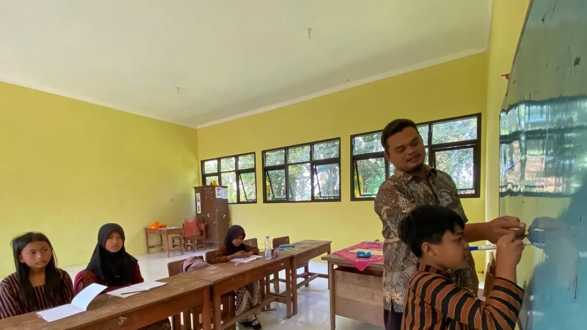 Guru SDN Simbar sedang mengajar kelas campuran, dari murid kelas 1 sampai 6