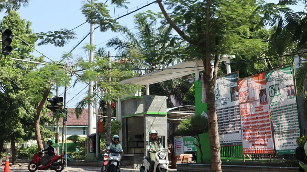Ilustrasi pelajar SMAN 7 Kediri saat pulang sekolah. SPMB SMA/SMK 2026 tinggal menyisakan jalur nilai prestasi akademik di tahapan terakhir. (Foto: Ayu Isma)