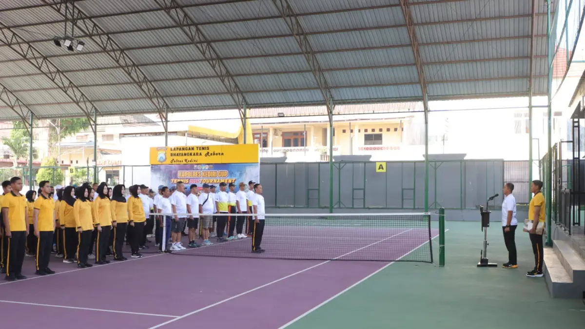 Kapolres Kediri saat membuka turnamen tenis di Mapolres Kediri.