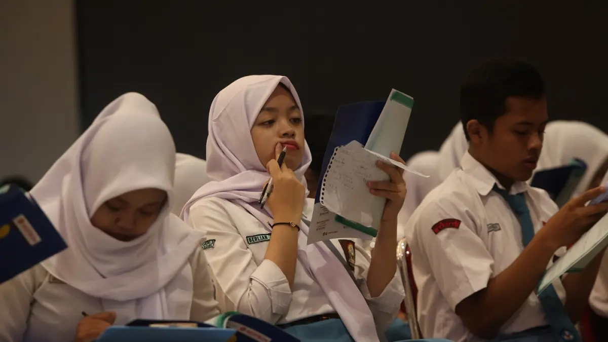 SERIUS: Sejumlah peserta mengerjakan soal-soal dalam grand final KKA 2025. Ajang uji kemampuan akademik pelajar ini terbukti bisa mengoptimalkan kesiapan siswa menghadapi TKA. (Foto: Wahyu Adji)