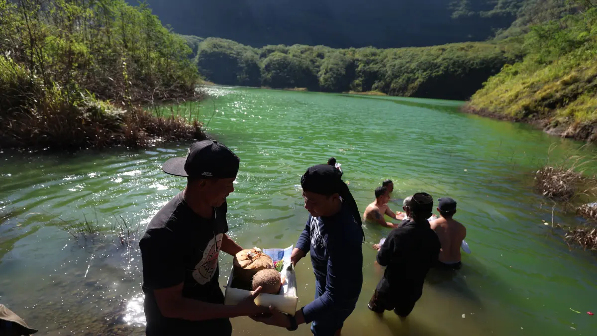 Tokoh desa lakukan prosesi larung sesaji di Kawah Gunung Kelud (FOTO: Wahyu Adji)