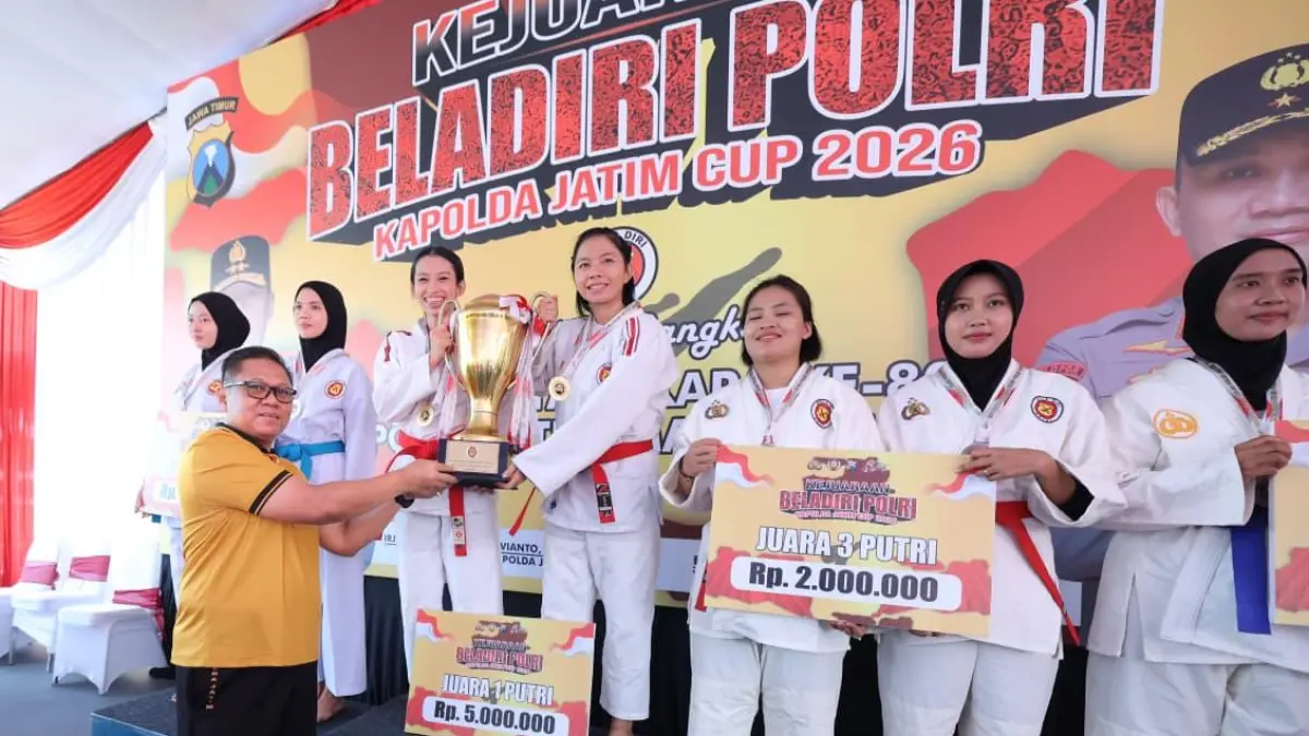 Anggota Polres Kediri ketika terima penghargaan kejuaraan beladiri. 