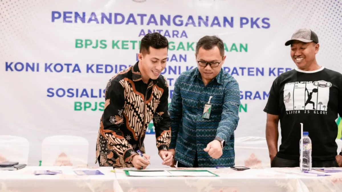 Ketua KONI Kabupaten Kediri Hakim Rahmadsyah Parnata (kiri) saat menandatangani kerja sama dengan BPJS Ketenagakerjaan Kediri. (Foto: Dok. KONI Kabupaten Kediri)