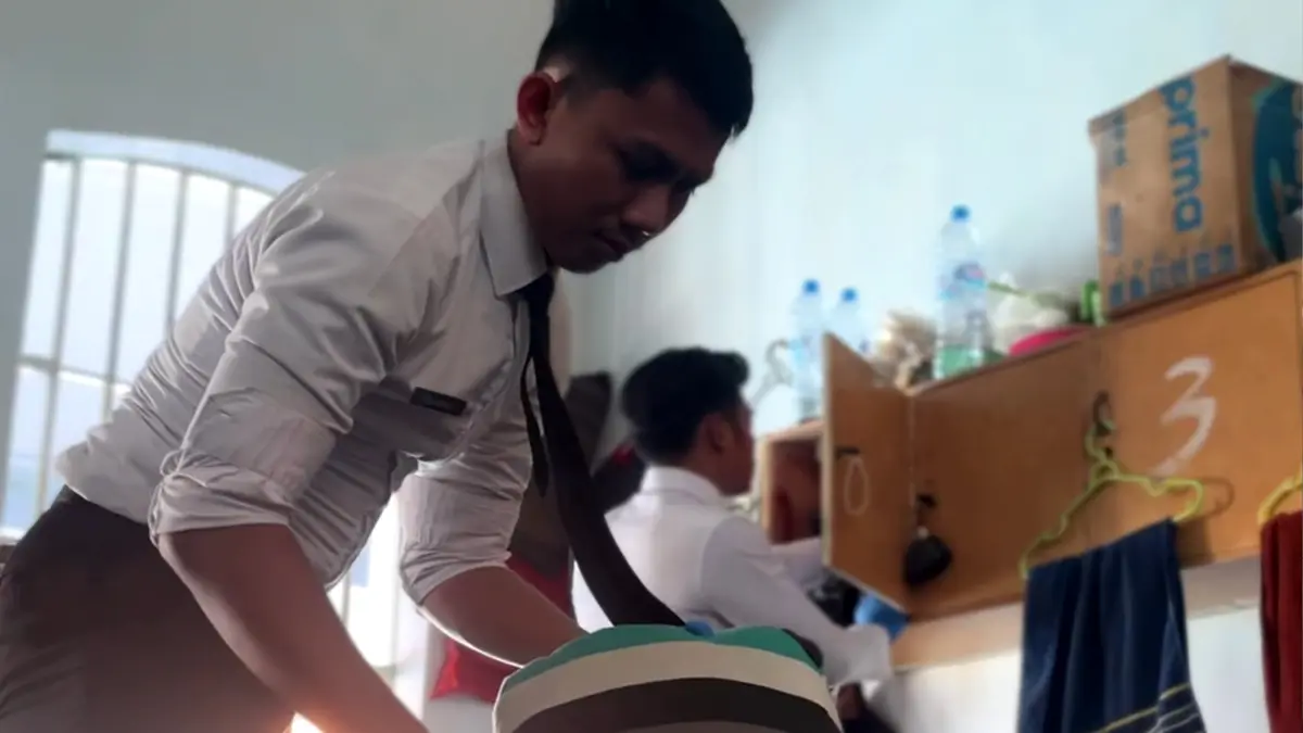 Petugas Lapas Kelas II A Kediri melakukan razia di kamar hunian warga binaan pemasyarakatan. (Lapas Kelas II A Kediri for JPRK)