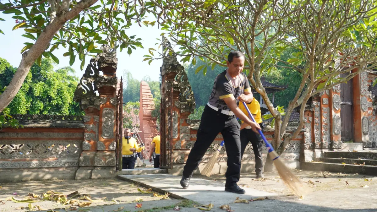 Petugas Satlantas Polres Kediri ketika bersih-bersih tempat ibadah. (Foto Satlantas Polres Kediri)