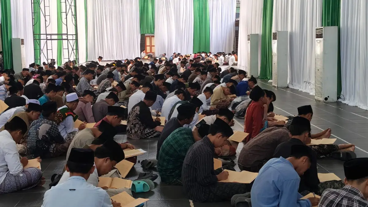 Suasana Ponpes Al Falah Ploso, Mojo jelang Munas-Konbes NU di sana.