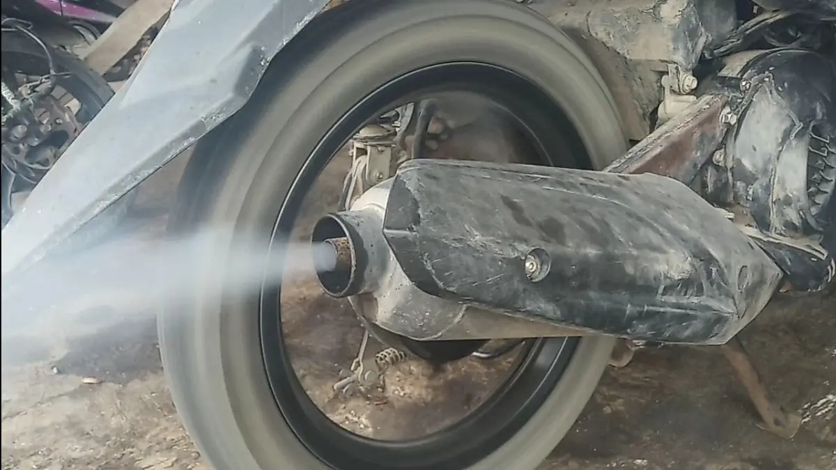 Ilustrasi knalpot motor matic yang berasap (Sumber Foto : planetban.com)