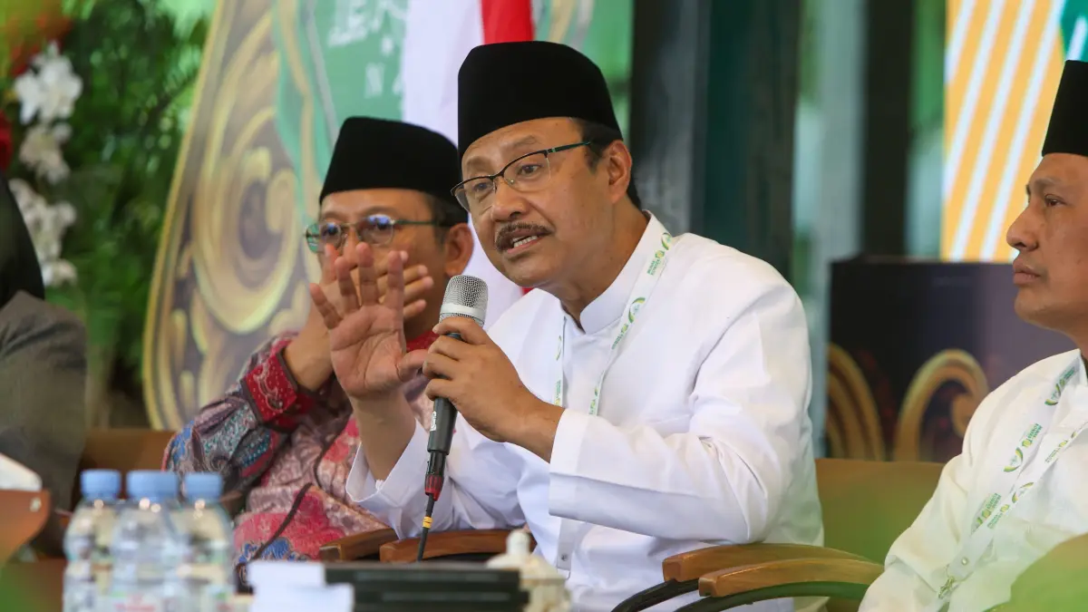 BUKA KESEMPATAN: Menteri Sosial Saifullah Yusuf saat menghadiri rangkaian Munas NU di Ponpes Al Falah Ploso, Minggu (21/6).&nbsp;Dia mendorong agar regulasi penyerapan tenaga kerja disabilitas ditegakkan di instansi pemerintah maupun swasta.