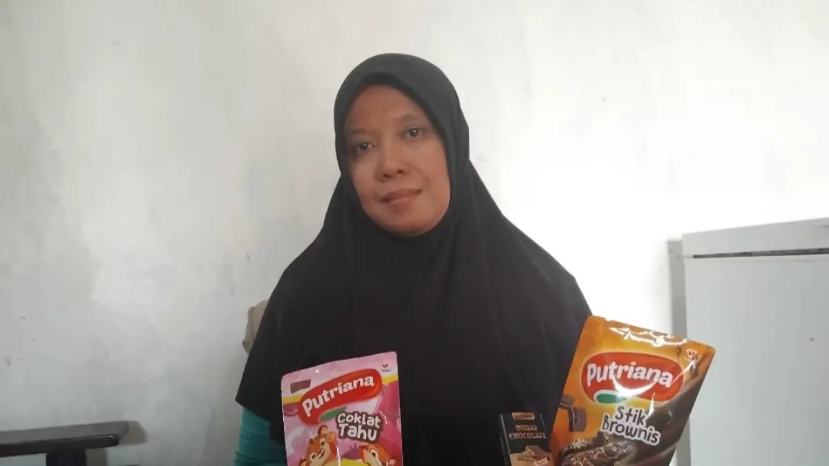 INOVATIF: Linawati, warga Desa Turus, menunjukkan beberapa produk olahan cokelat yang dia kreasikan dengan sentuhan lokal (DIANA YUNITA/JPRK)