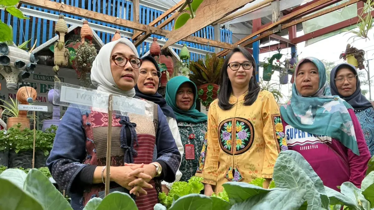 Menteri PPPA Arifatul Choiri Fauzi mengapresiasi Kampung Sayur Organik Desa Tertek, Kecamatan Pare, Kabupaten Kediri.