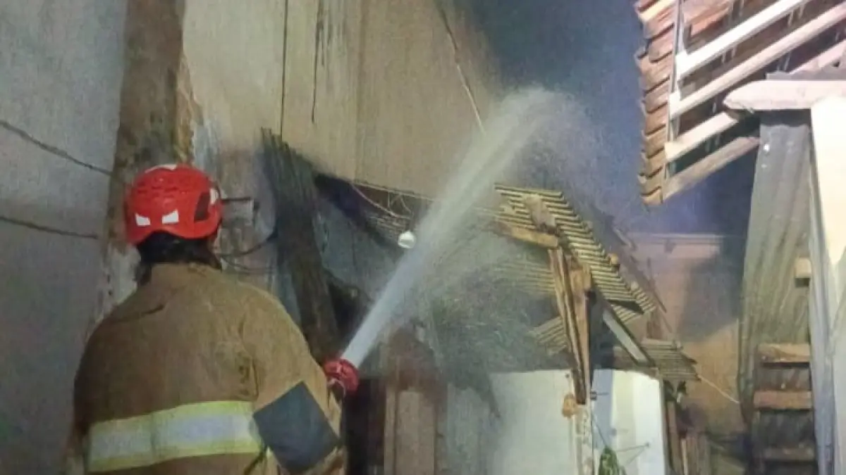 Petugas Damkar Memadamkan Rumah Warga Semen Kediri yang Terbakar Hebat.

&nbsp;