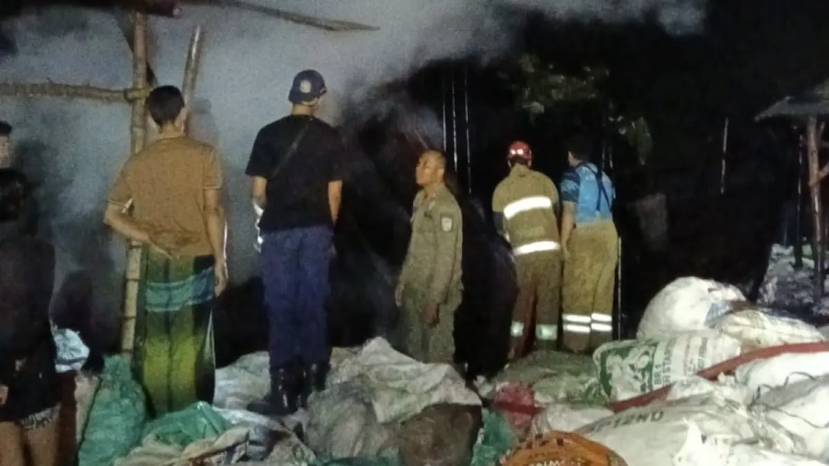 Petugas lakukan pemadaman kebakaran di pabrik arang. (Foto Damkar Kabupaten Kediri)