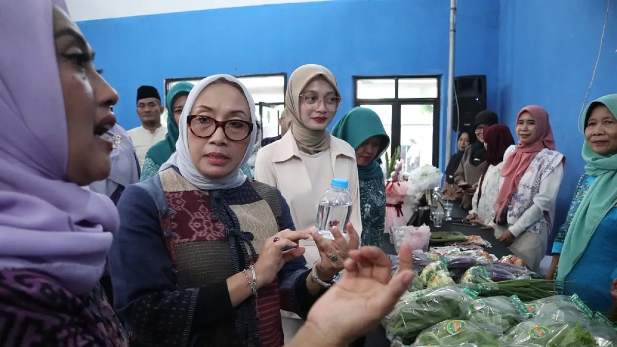 Menteri PPPA Arifatul Choiri Fauzi didampingi Wali Kota Kediri Vinanda Prameswati mendapat penjelasan dari perwakilan KWT Flamboyan terkait program pemberdayaan ekonomi dan ketahanan pangan keluarga saat mengunjungi Kelurahan Ketami, Kecamatan Pesantren, Minggu (21/6). (Foto: Ayu Isma)