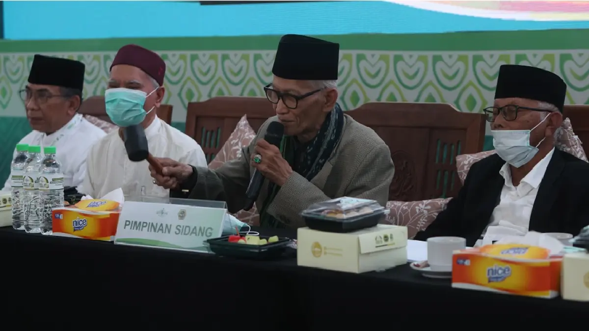 FORUM TERTINGGI: Dari kiri, Ketua PBNU Kiai Yahya Cholil Staquf, Wakil Rais Aam PBNU Kiai Afifuddin Muhajir, Ketua Rais Aam PBNU Kiai Miftahul Ahyar, dan Wakil Ketua Rais Aam PBNU Kiai Anwar Iskandar memimpin penutupan rapat pleno Munas-Konbes NU di Ponpes Al Falah Ploso, Mojo kemarin. (Foto Wahyu Adji)