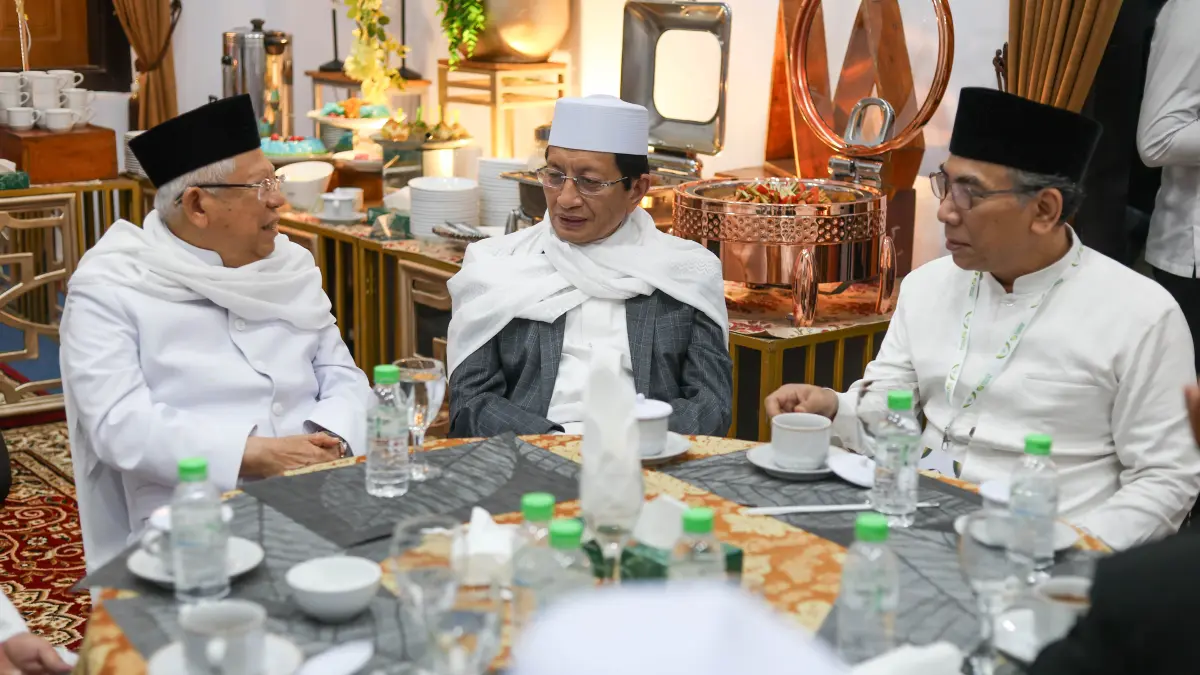 DISKUSI: Menteri Agama RI Nasaruddin Umar (tengah) berbincang dengan Wakil Presiden RI ke-13 KH Ma