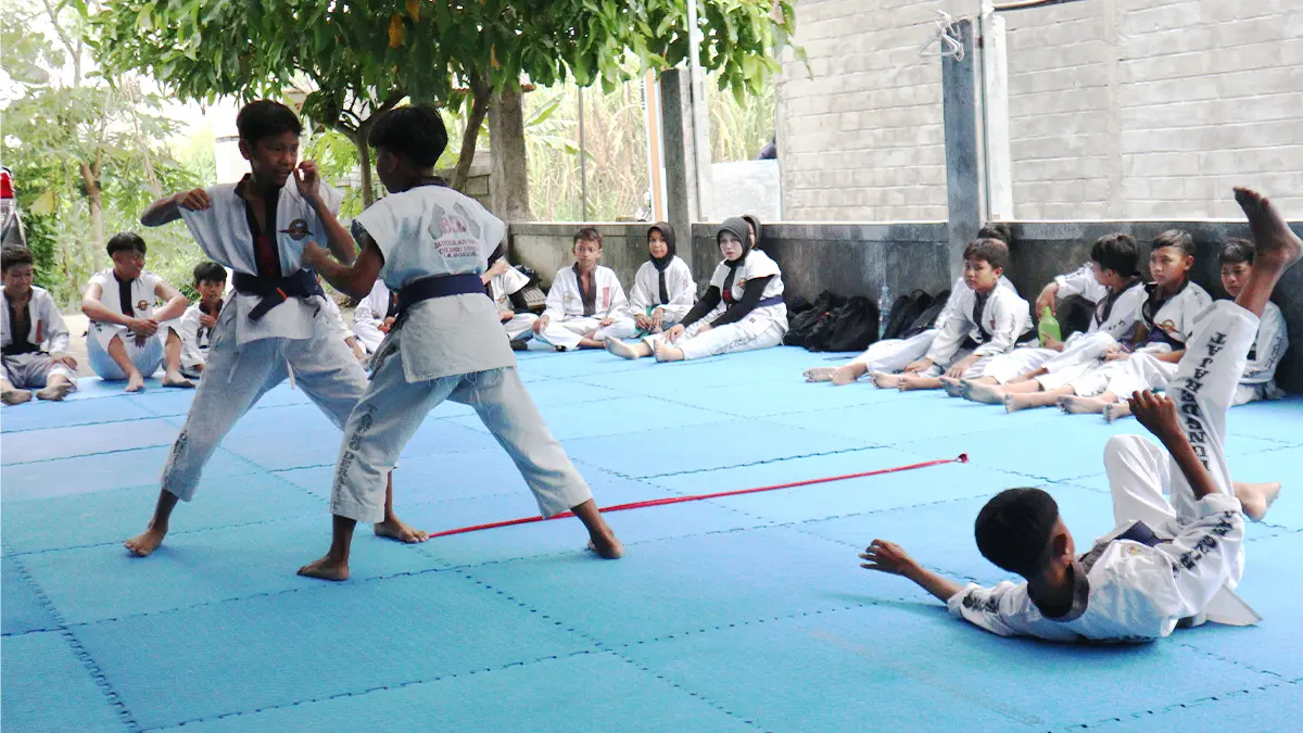 GESIT: Atlet di bawah naungan KONI Kabupaten Kediri berlatih keras untuk meningkatkan kemampuan bertanding. (FOTO: Emilia/JPRK)