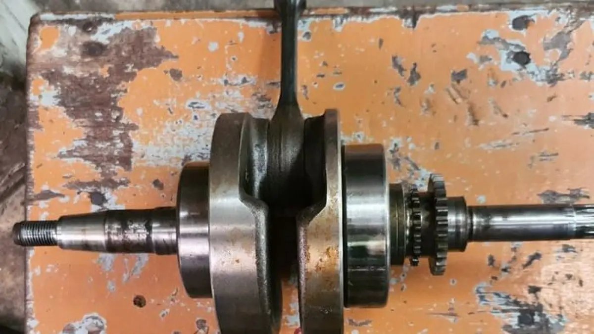 Ilustrasi crankshaft pada sepeda motor (Sumber Foto : gridoto.com)