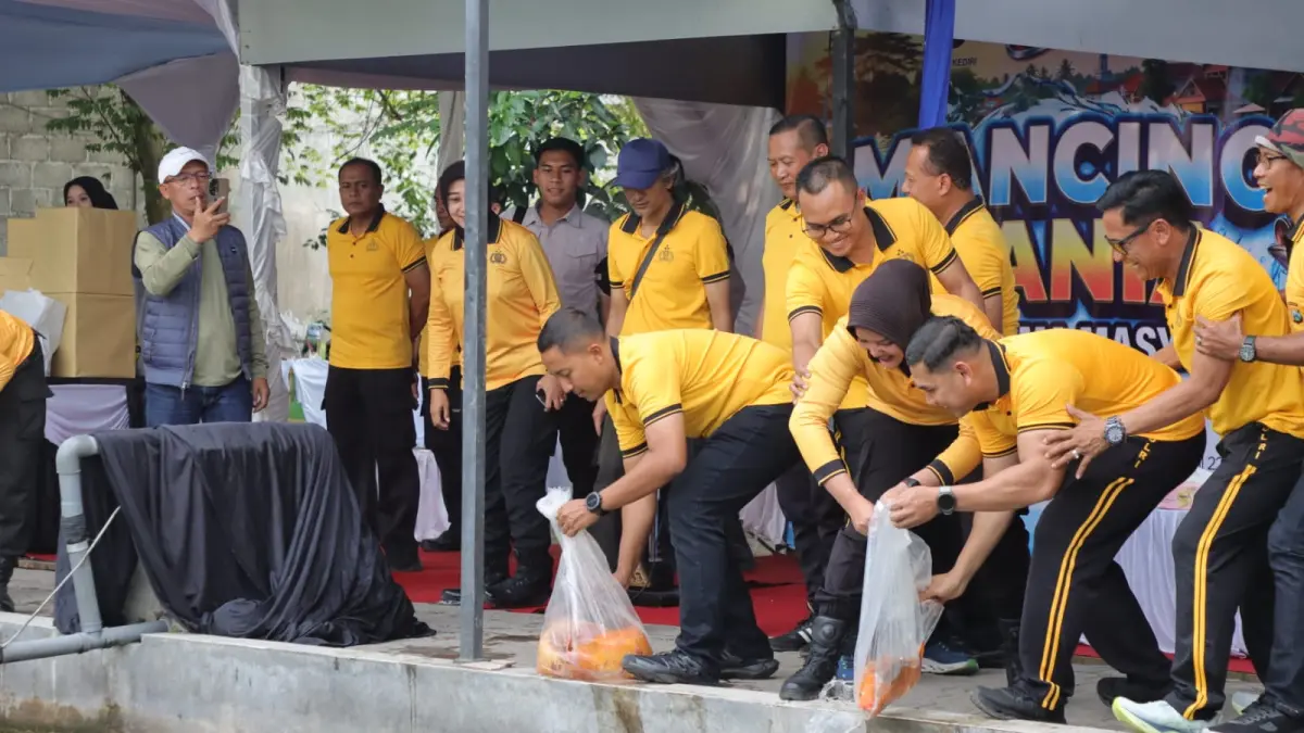Kapolres Kediri menabur ikan untuk lomba mancing. 
