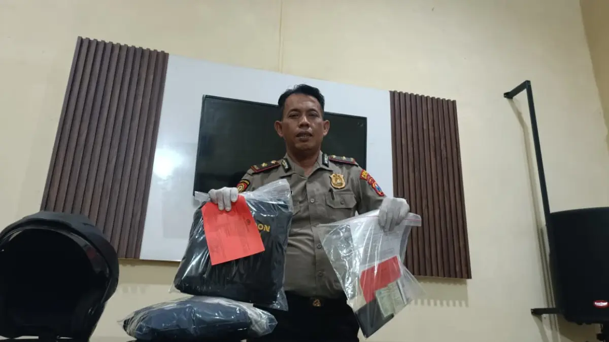 Kapolsek Kediri Kota Kompol Bowo Wicaksono menunjukkan barang bukti curanmor dengan modus mencari kos. (Polsek Kediri Kota for JPRK)