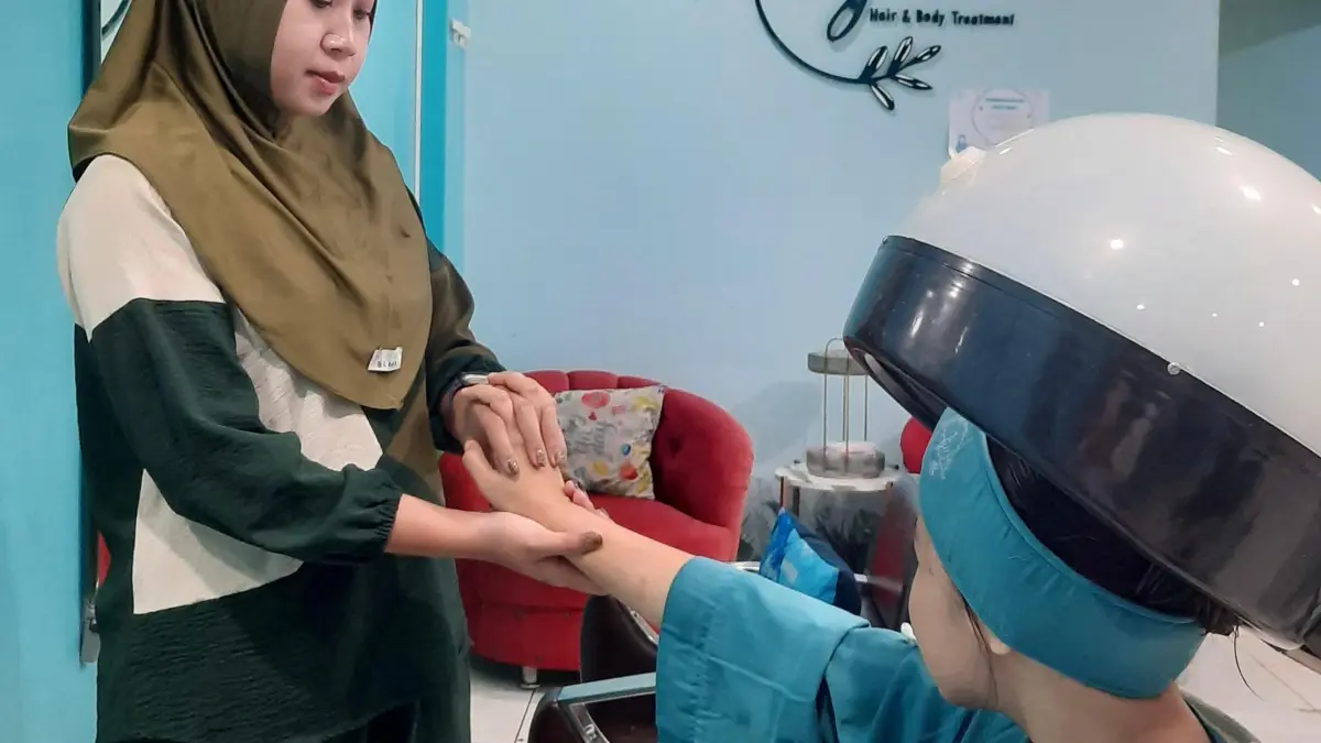 Pelanggan melakukan salah satu treatment di Ajwa Salon 