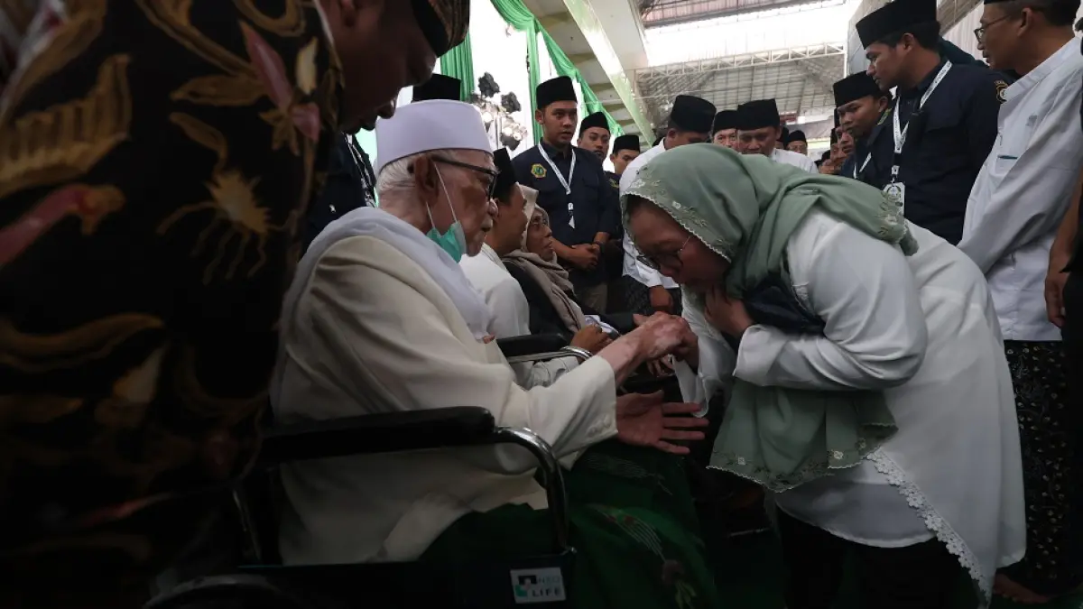 TAKZIM: Alissa Wahid yang kemarin ikut menghadiri rapat pleno Munas-Konbes NU di Ponpes Al Falah Ploso, menyalami Pengasuh Ponpes Lirboyo Kiai Anwar Manshur dan kiai sepuh lainnya.