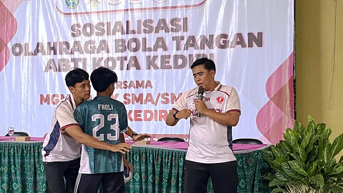 TANGKAS: Moch. Alaq Antoni memberi contoh beberapa gerakan olahraga handball. Dia bertekad membawa bola tangan agar setara dengan cabor lain. (FOTO: Emilia Susanti/JPRK)