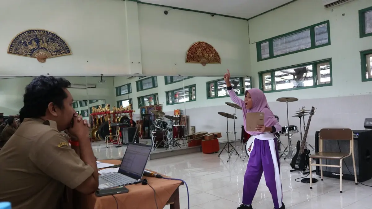 TOTALITAS: Salah satu siswa unjuk bakat membaca puisi di depan tim verifikator SMPN 4 Kediri kemarin. Di tiap sekolah ada sekitar 80 pagu bagi anak-anak jalur prestasi karakteristik. (Foto: Ayu Isma)