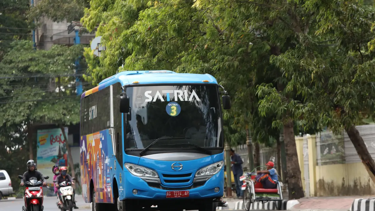 Bus Satria sedang melintas di jalanan Kota Kediri. (Wahyu Adji/JPRK)
