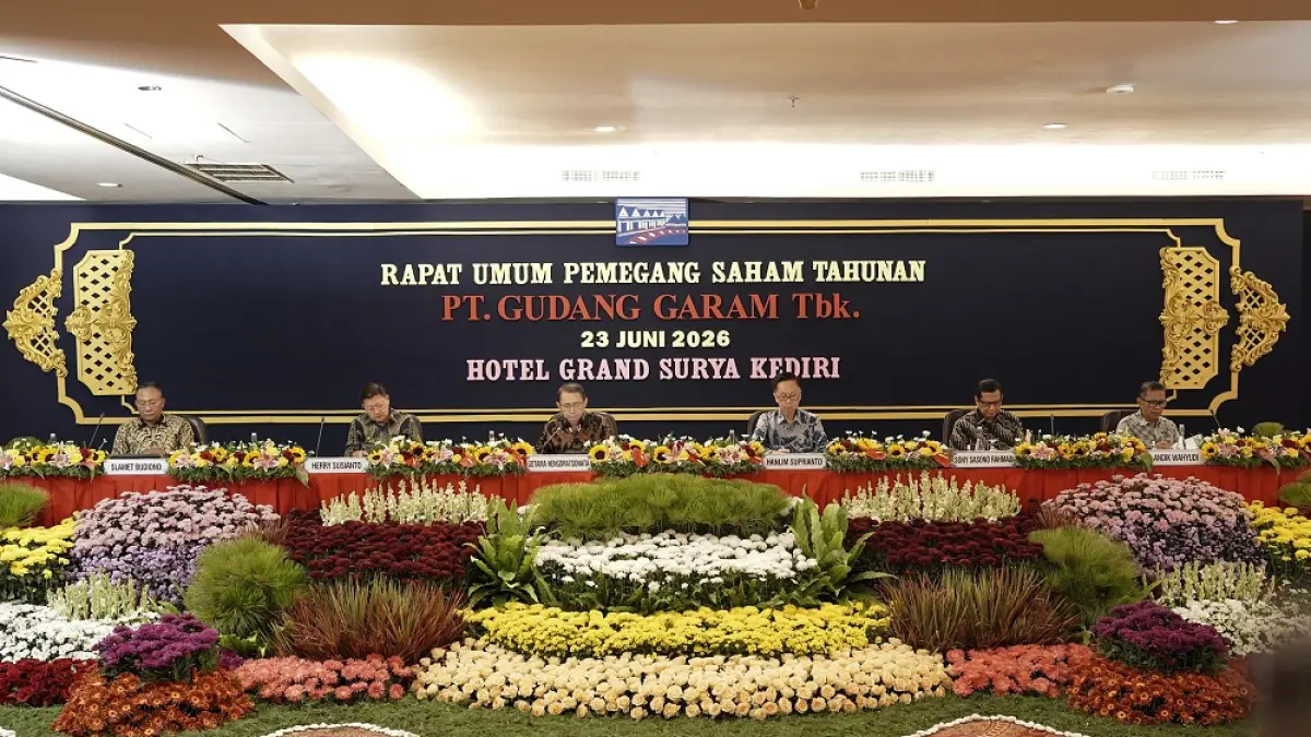 RUPS: Jajaran direksi (ki-ka) Slamet Budiono, Herry Susanto, Gotama Hengdratsonata, Hanlim Suprianto, Frank W. Van Gelder, Sony Sasono Rahmadi, dan Andik Wahyudi menyampaikan rilis hasil rapat umum pemegang saham di hotel Grand Surya Kediri (25/6).