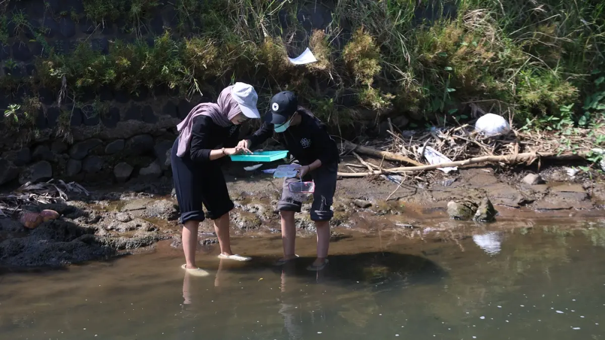 TERCEMAR: Tim ekspedisi Kediri River Expedition mengecek kondisi Sungai Kedak yang dipenuhi sampah plastik dan limbah rumah tangga. (Foto: Wahyu Adji)