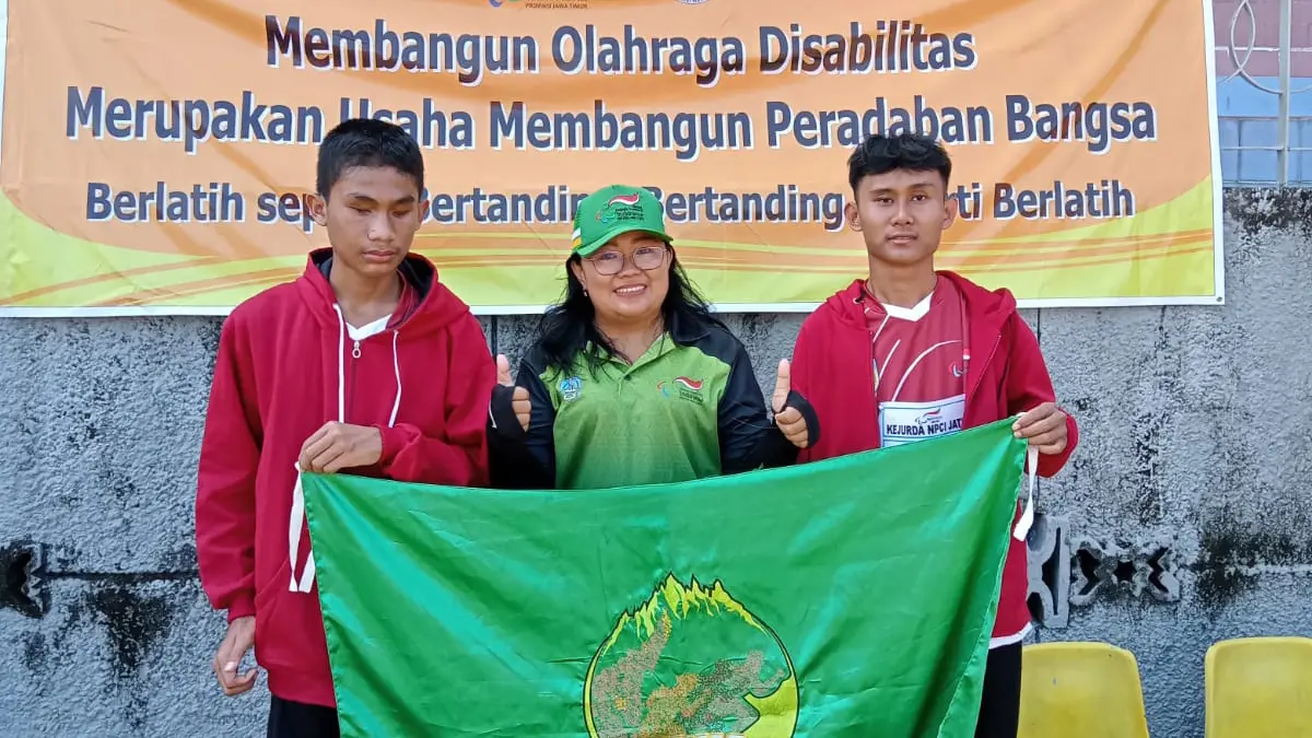 BERDAYA: Ruruh Andayani Bekti (tengah) bersama dua atlet hasil ‘buruannya’ yang kini bergabung ke dalam klub atletik khusus disabilitas yang didirikannya.
