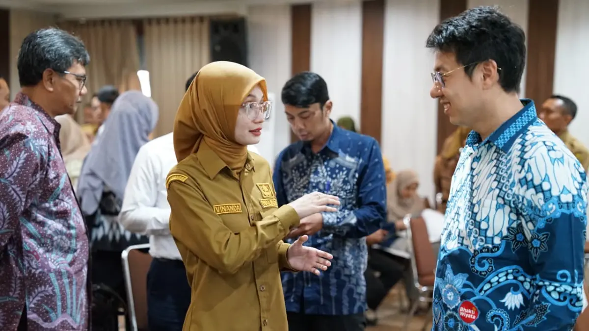 Dokter David bersama Mbak Vinanda komitmen sinergi dalam pembangunan daerah dengan pelaksanaan tridharma perguruan tinggi. (Foto: Humas Pemkot Kediri)