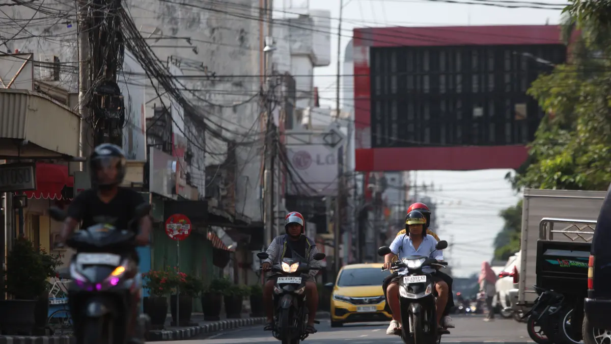 IKON KOTA : Warga melintas Jl Dhoho Kota Kediri yang setiap hari Minggu dipadati ratusan pedagang peserta car free day. Disperdagin Kota Kediri berencana menata ulang pedagang yang dinilai semrawut. (Wahyu Adji/JPRK)