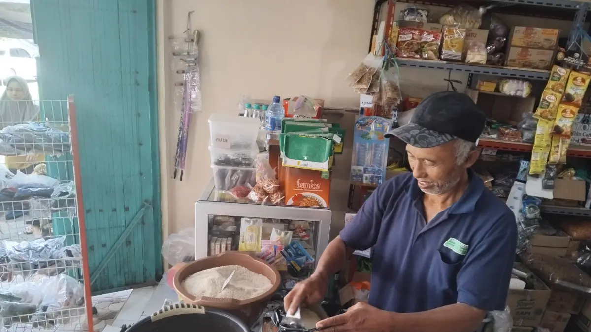 Pedagang di Pasar Sumberejo Ngasem malayani pembeli (Diana Yunita/JPRK)