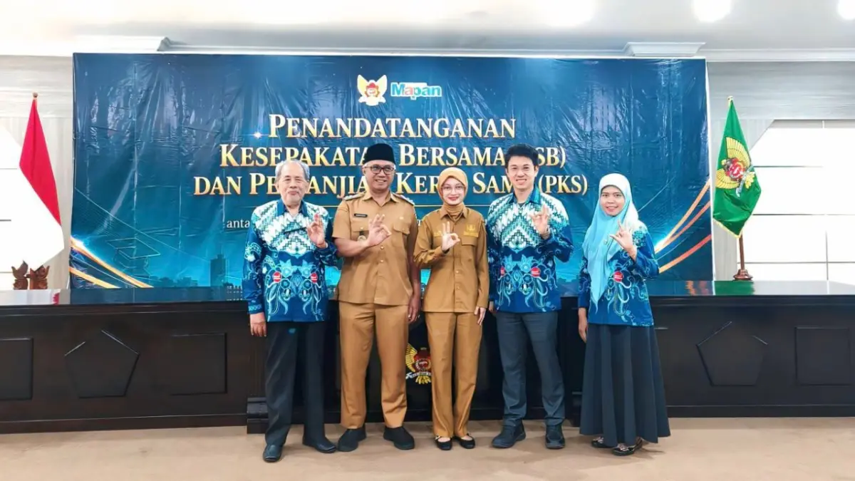 Wali Kota Kediri Vinanada Prameswati bersama Ketua Yayasan Bhakti Wiyata dr. David (2 dari kanan) dan Rektor IIK Bhakta Kediri Prof Zainuddin teken kesepakatan bersama dan perjanjian kerjasama, Selasa (9/6). (Foto: Dok. IIK Bhakti Wiyata Kediri)