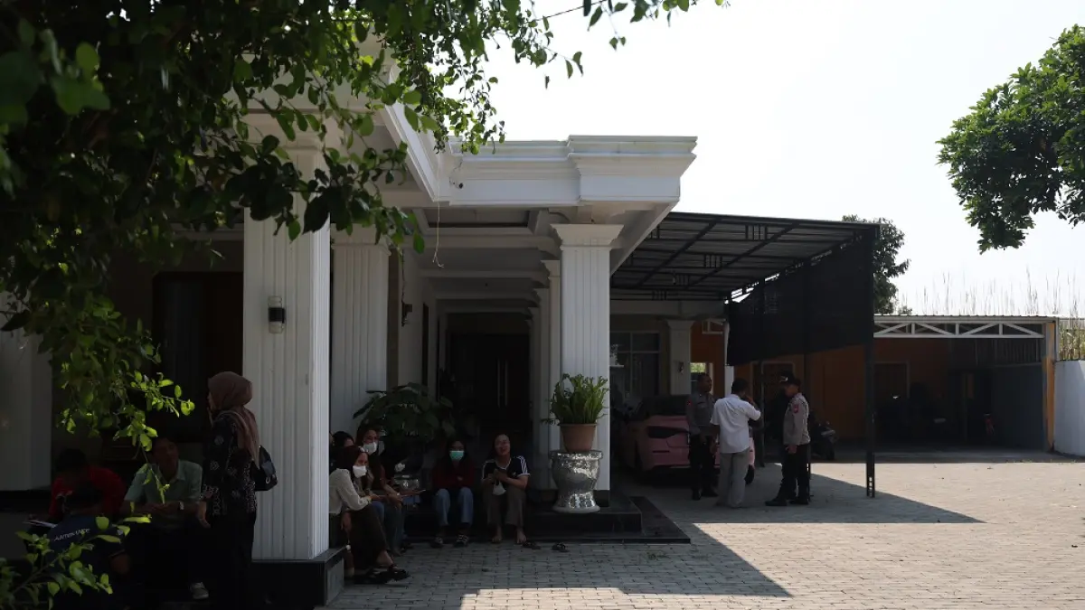 MINTA UANG KEMBALI: Sejumlah perempuan yang menjadi korban arisan online mendatangi rumah Yes di Desa/Kecamatan Kandat kemarin. Upaya mediasi gagal dan Yes diamankan ke Polres Kediri. (Foto: Wahyu Adji)

&nbsp;