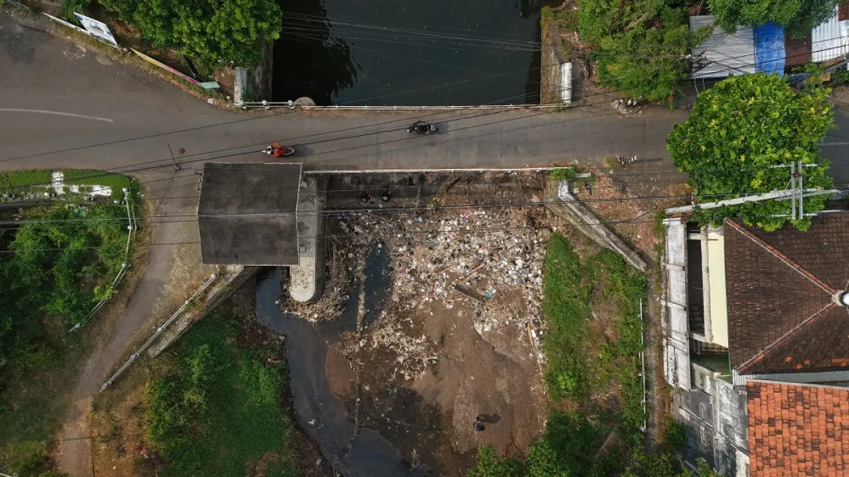 PENUH SAMPAH: Aliran Sungai Kedak di Kelurahan Bujel, Kecamatan Mojoroto yang dipenuhi limbah rumah tangga itu akan dibersihkan oleh ratusan relawan, dalam puncak Kediri River Expedition pagi ini (26/6). (Foto: Wahyu Adji)