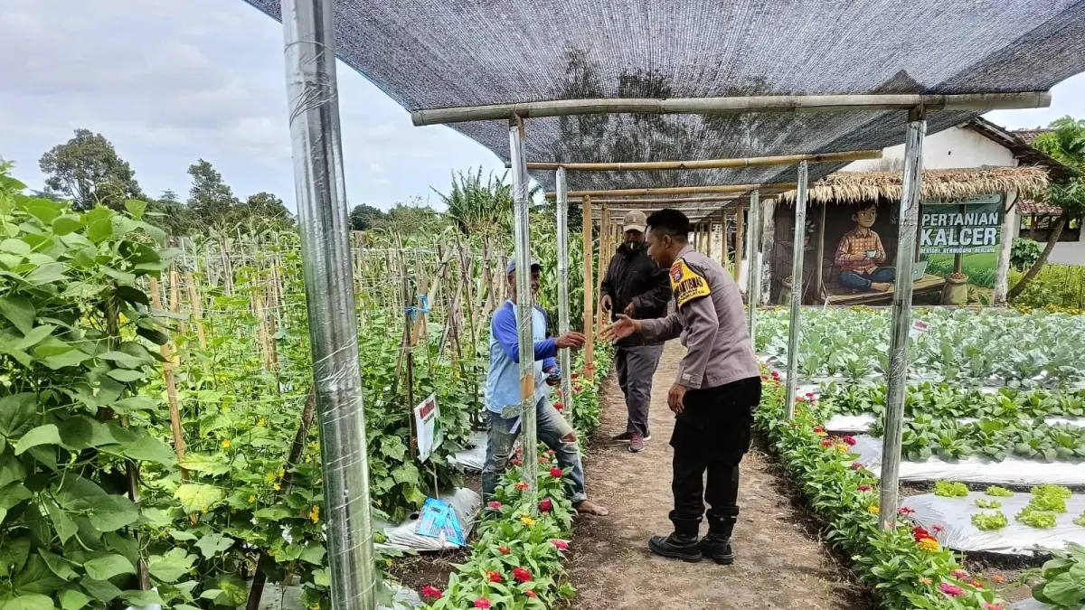 Polisi Kediri lakukan pendampingan petani. (Foto Polres Kediri)